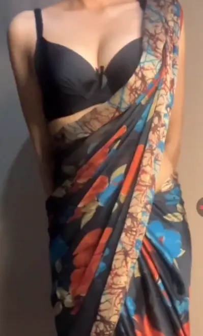 Featured image for WhatsApp Cam Girl Stripping Her Saree Playing With Her Tits & Fingering Her Pussy Until She Cums
