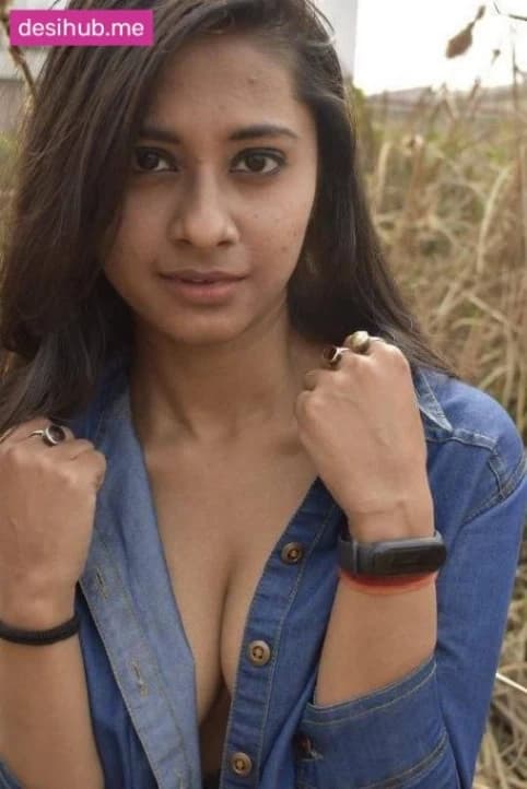 Super hot Indian babe's leaked nude pics from her open fields photoshoot - Image 5