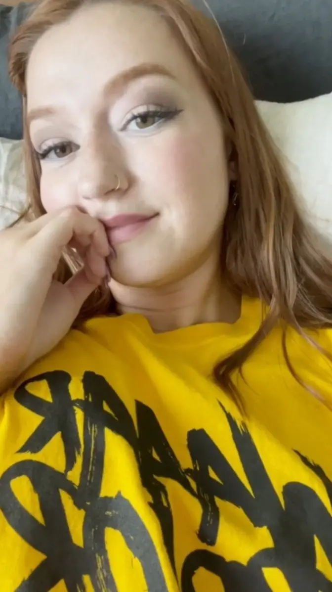 Featured image for Cute babe strips fully nude on bed and rubs her wet pussy hard