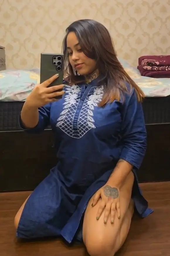 Featured image for stellaperks melts ice on her big boobs and wet pussy until she shivers